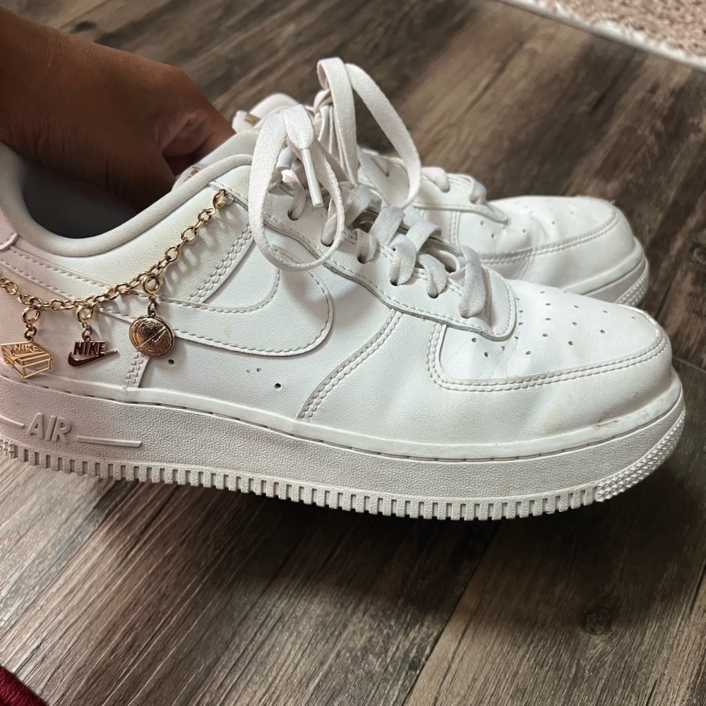 Nike Air Force 1 Low LX
White Pendant